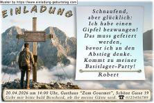 Die originelle Einladung zur Jugendweihe mit dem Jungen, der vor einem Gipfelkreuz Namens Jugendweihe steht. Das Zwischenziel ist erreicht.
