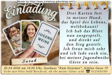 Die Einladung zur Jugendweihe mit 2 deiner Fotos auf 2 Spielkarten, die von einer Hand gehalten werden.