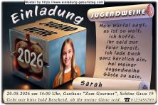 Die Einladung zur Jugendweihe mit deinem Foto und der Jahreszahl als Seite eines Würfels. Dein Text wird in eine Schriftrolle eingesetzt.