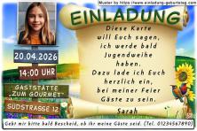 Die Einladung zur Jugendweihe mit deinem Foto auf einem Wegweiser aus Holz, der die Angaben zu Datum, Uhrzeit und Ort der Jugendweihefeier enthält.