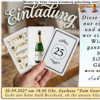Die originelle Einladung zur Silberhochzeit mit dem Kartenspiel, auf dem sich Silberhochzeitsmotive befinden