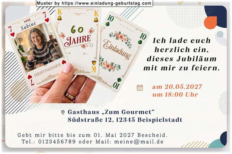Die Einladung zum Geburtstag mit Ihrem Foto und Alter auf 3 Spielkarten in einer Hand.