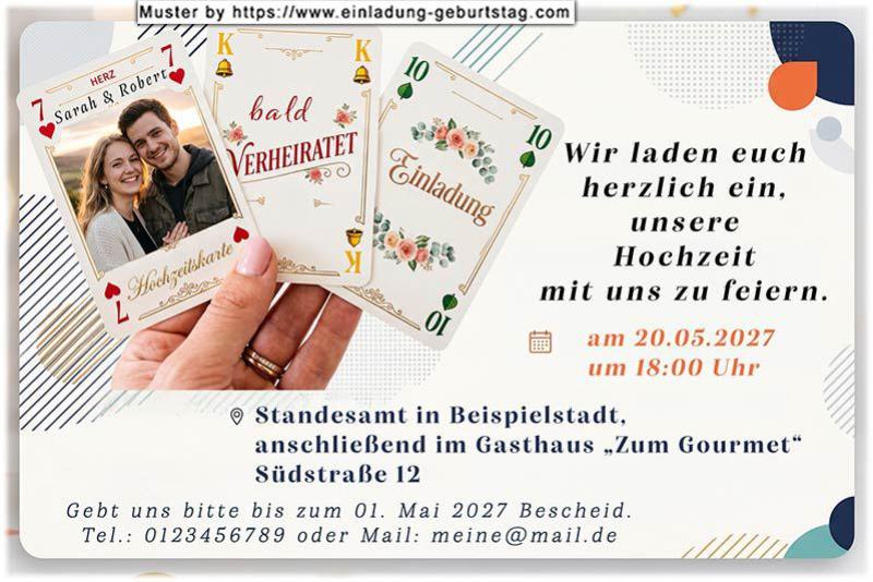 Die Einladung zur Hochzeit mit Ihrem Foto auf einer von 3 Spielkarten in einer Hand