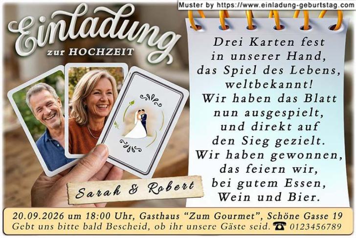 Die Hochzeitseinladung mit 2 Ihrer Fotos auf Spielkarten in einer Hand