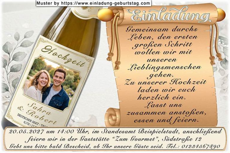 Die Hochzeitseinladung mit 2 Ihrer Fotos auf Spielkarten in einer Hand