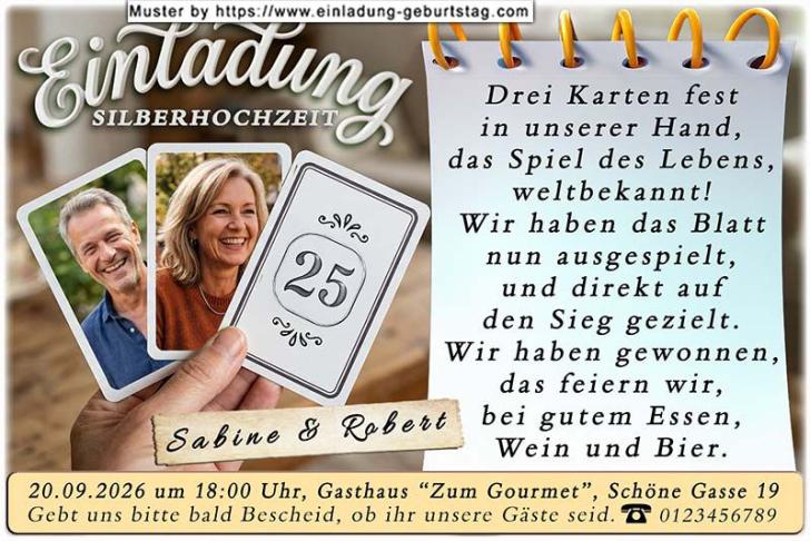 Die Einladung zur Silberhochzeit mit 2 Ihrer Fotos auf Spielkarten in einer Hand