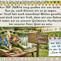 Die lustige Einladung zur Goldenen Hochzeit mit dem Froschpaar, dass im Liegestuhl am Teich liegt und auf 50 Ehejahre anstößt