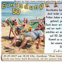 Die lustige Einladung zur Goldenen Hochzeit mit dem Ehepaar, das total geschafft im Liegestuhl am Strand liegt