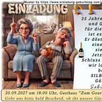 Die lustige Einladung zur Silberhochzeit mit dem Paar auf dem Sofa und der Idee.