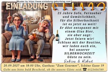 Die lustige Einladung zur Silberhochzeit mit dem Paar auf dem Sofa und der Idee.