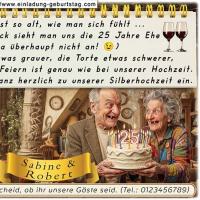 Die lustige Einladung zur Silberhochzeit mit dem Paar, das eine 25-er Torte in den Händen hält
