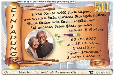 Die Einladung zur Goldenen Hochzeit mit Ihrem Foto rund ausgeschnitten auf einer Goldpapierrolle