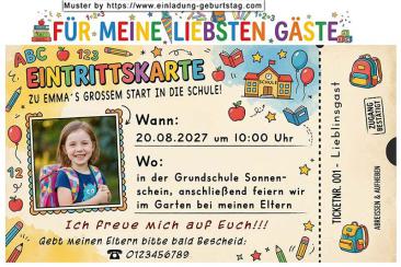 Die Einladung zur Einschulung mit dem Foto des Kindes auf einer lustigen Eintrittskarte