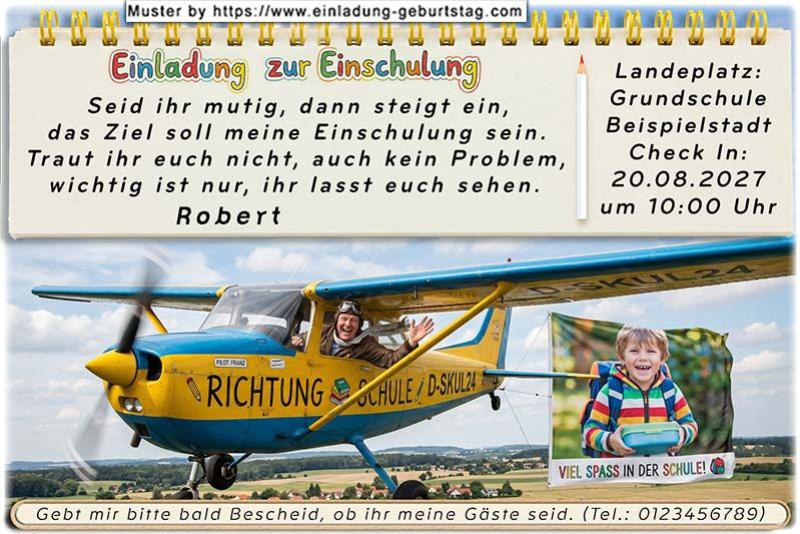 Die Einladung zur Einschulung mit dem Foto des Kindes, gezogen von einem Flugzeug Richtung Schule