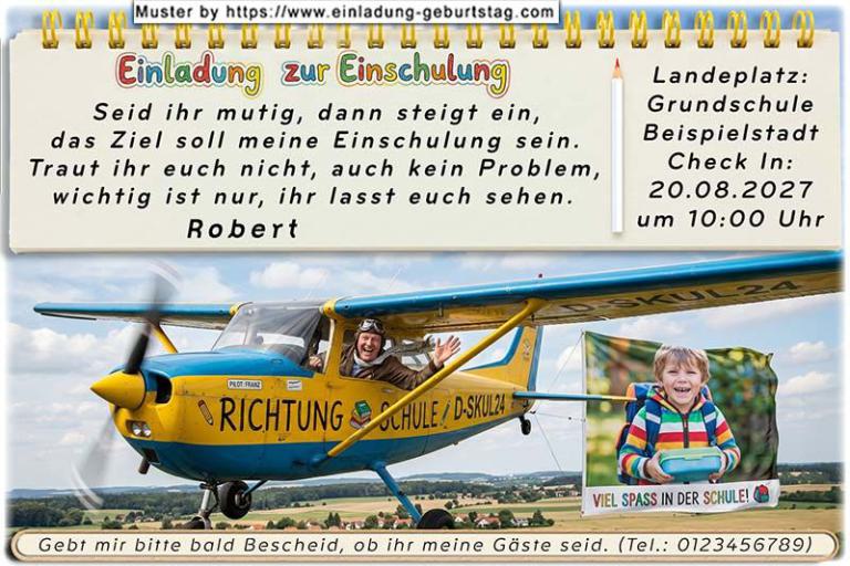 Die Einladung zur Einschulung mit dem Foto des Kindes in einem Banner, das ein Flugzeug zieht. Der Pilot ist unterwegs Richtung Schule.