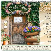 Die originelle Einladung zur Goldenen Hochzeit mit der Haustür, neben der sich ein Hausnummernschild mit der Zahl 50 befindet