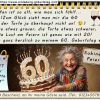 Die lustige Einladung zum Geburtstag mit der Frau, die eine Torte mit Ihrem Alter darauf in der Hand hält.