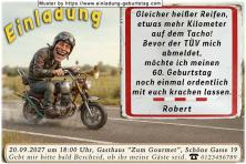 Die lustige Einladung zum Geburtstag mit dem Mann auf einem originellen Motorrad