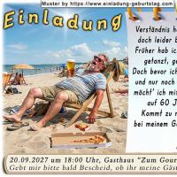 Die lustige Einladung zum Geburtstag - Der vom Alter geschaffte Mann im Liegestuhl am Strand