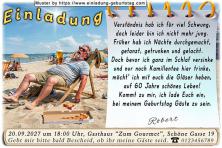 Die lustige Einladung zum Geburtstag - Der vom Alter geschaffte Mann im Liegestuhl am Strand