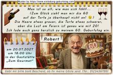 Die lustige Einladung zum Geburtstag mit dem Mann, der eine Torte mit seinem Alter darauf in der Hand hält