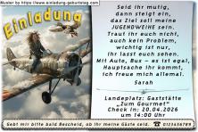 Die lustige Einladung zur Jugendweihe mit dem Mädchen, das auf einem Propellerflugzeug sitzt - bitte einsteigen.