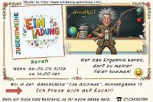 Die lustige Einladung zur Jugendweihe mit dem zerstreuten Lehrer vor einer Schultafel.