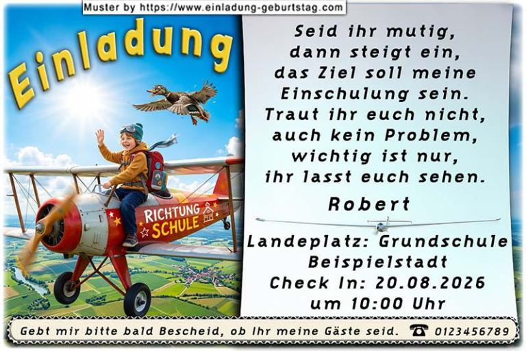 Die ausgefallene Einladung zur Einschulung - ein Kind sitzt auf einem Propellerflugzeug und fliegt Richtung Schule. Es fordert seine Gäste zum Einsteigen auf.